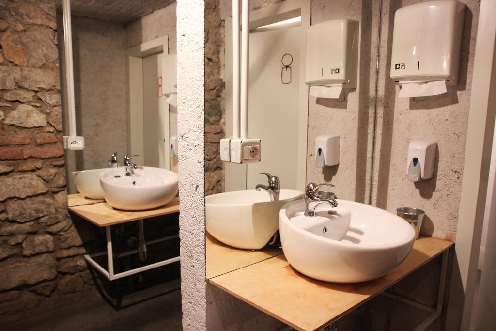 Destil Hostel Tirana Bagian luar foto