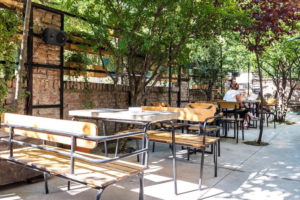 Destil Hostel Tirana Bagian luar foto