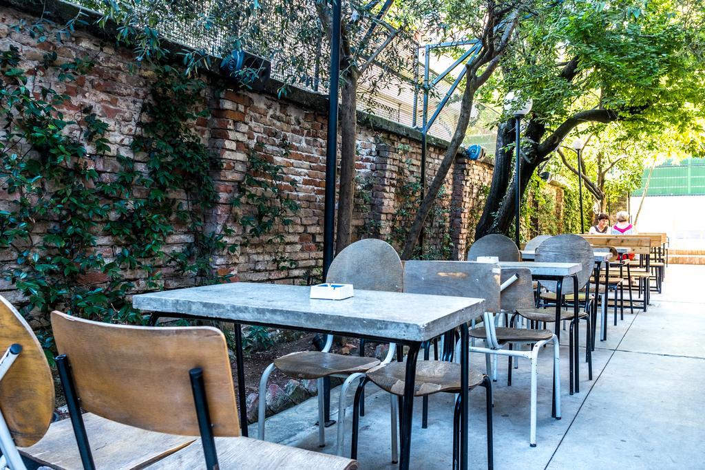 Destil Hostel Tirana Bagian luar foto
