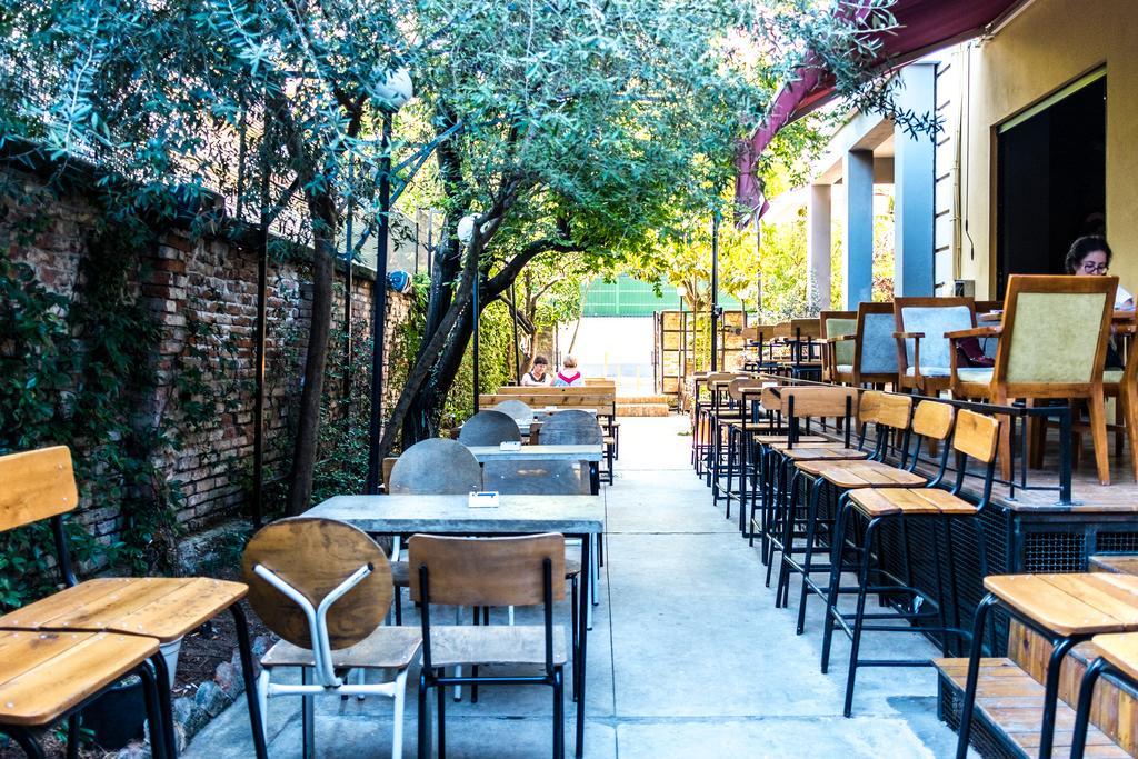 Destil Hostel Tirana Bagian luar foto
