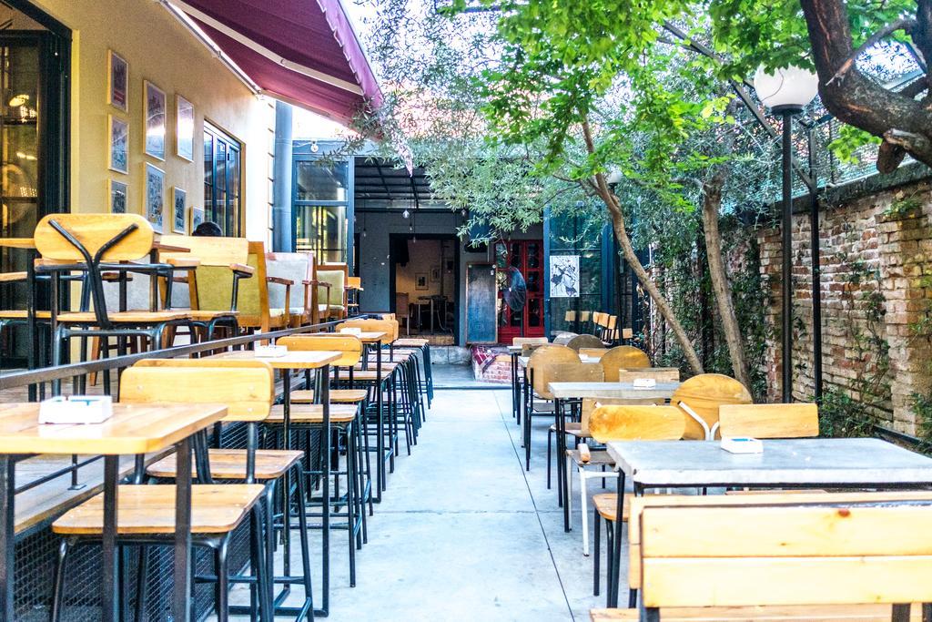 Destil Hostel Tirana Bagian luar foto