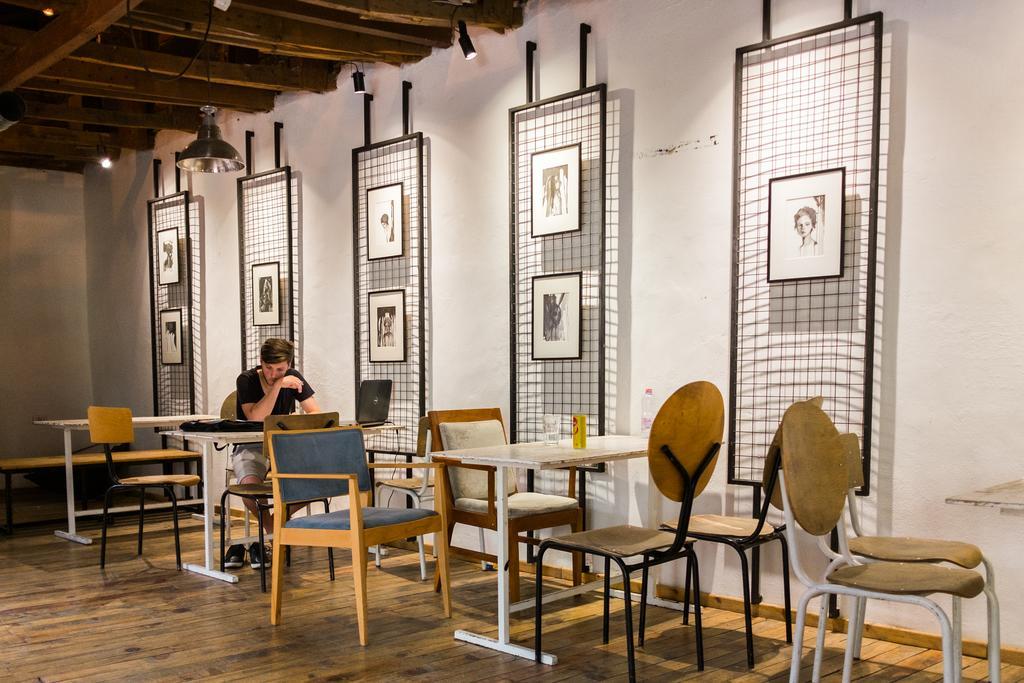 Destil Hostel Tirana Bagian luar foto