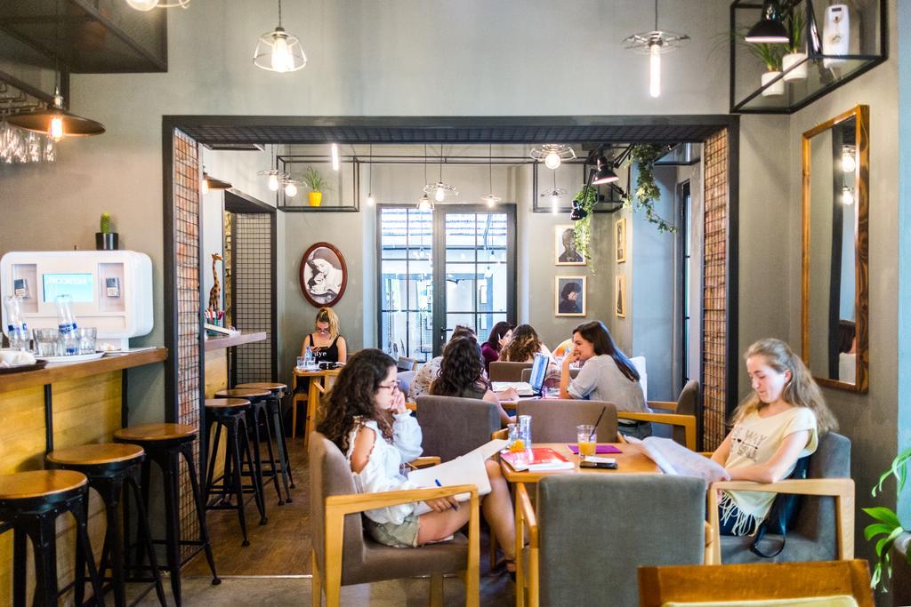 Destil Hostel Tirana Bagian luar foto