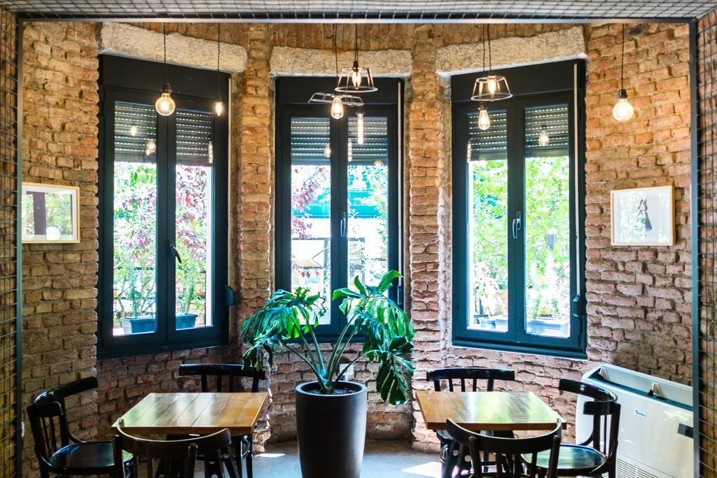 Destil Hostel Tirana Bagian luar foto