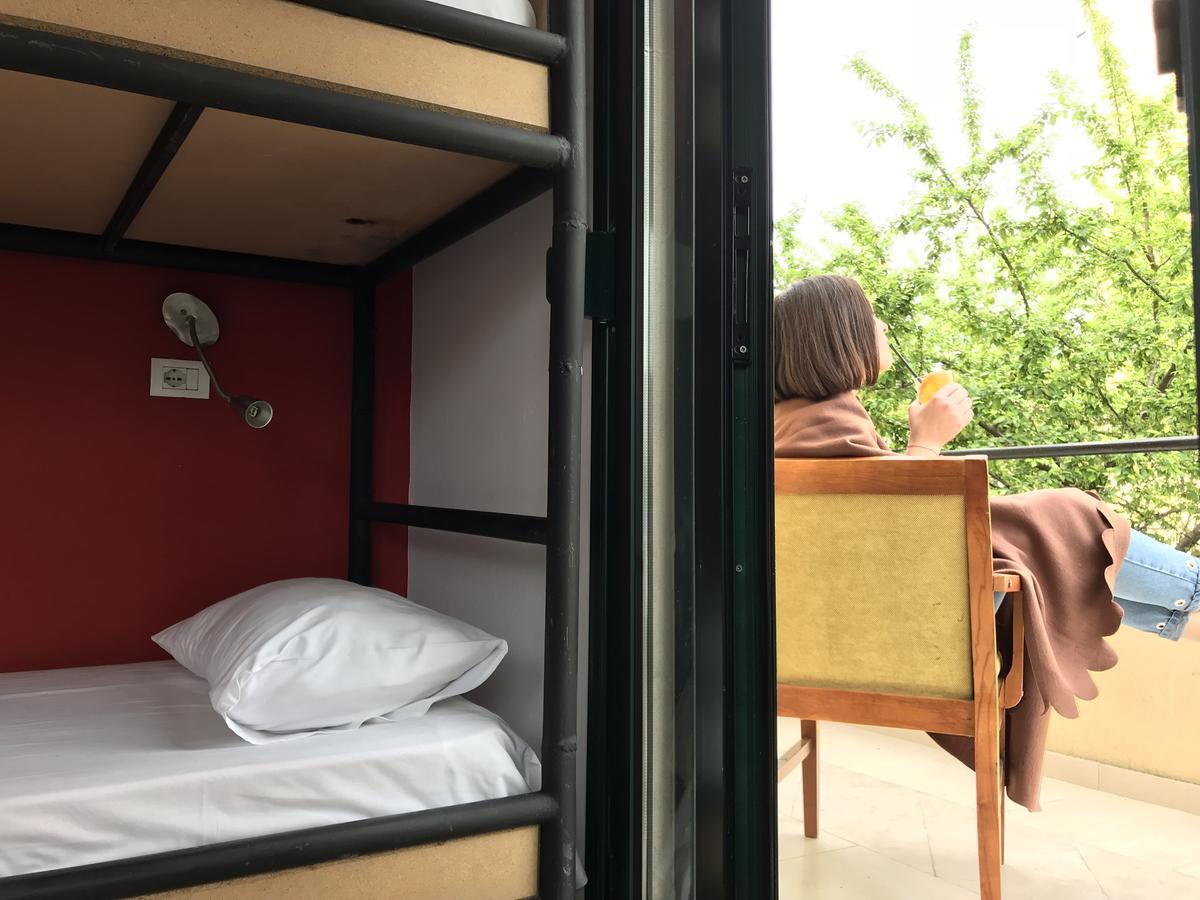Destil Hostel Tirana Bagian luar foto